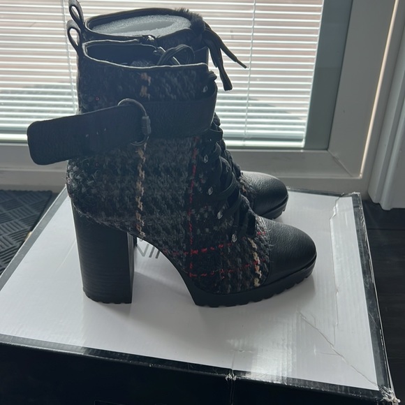 Nine West, size 8 black/gray/red multicolored plaid boot, brand new - Picture 3 of 5